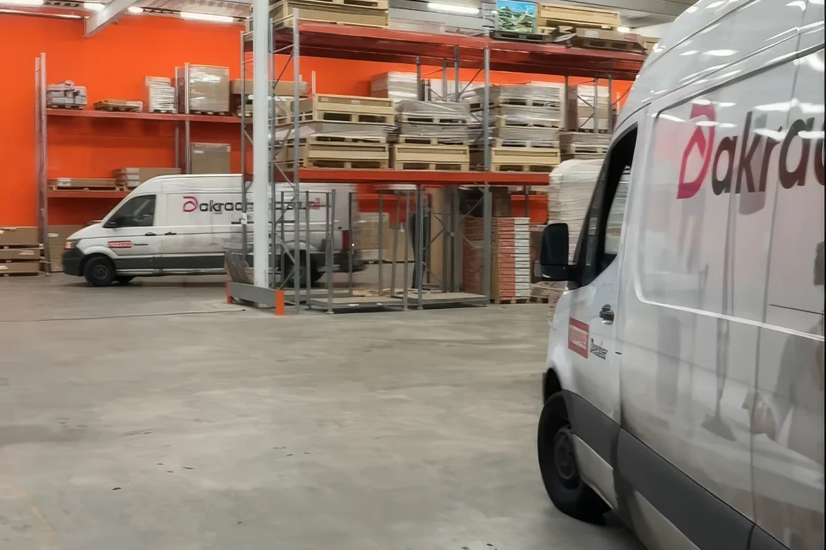 Twee bezorgbussen van Dakraamplaza in ons magazijn in Leiderdorp