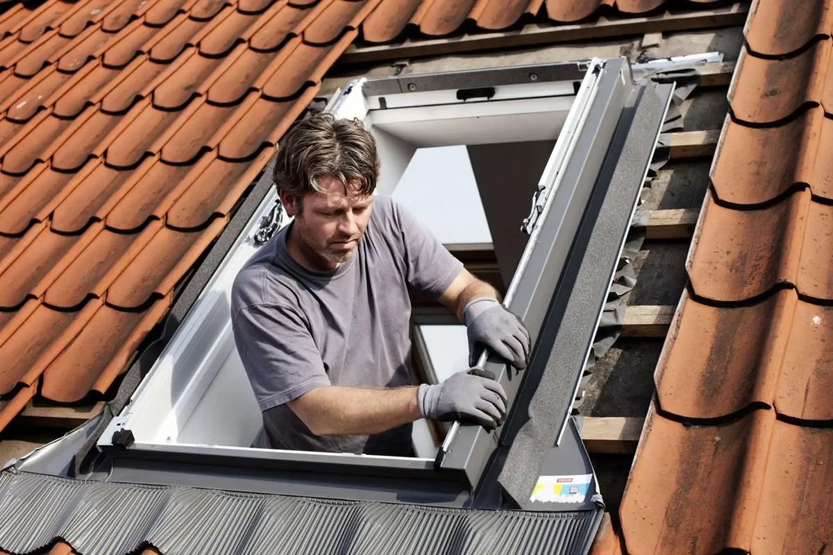 Onze monteur plaatst een VELUX dakraam in een pannendak
