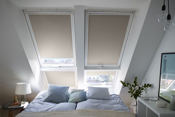 Verduisterend rolgordijn op een VELUX dakraam