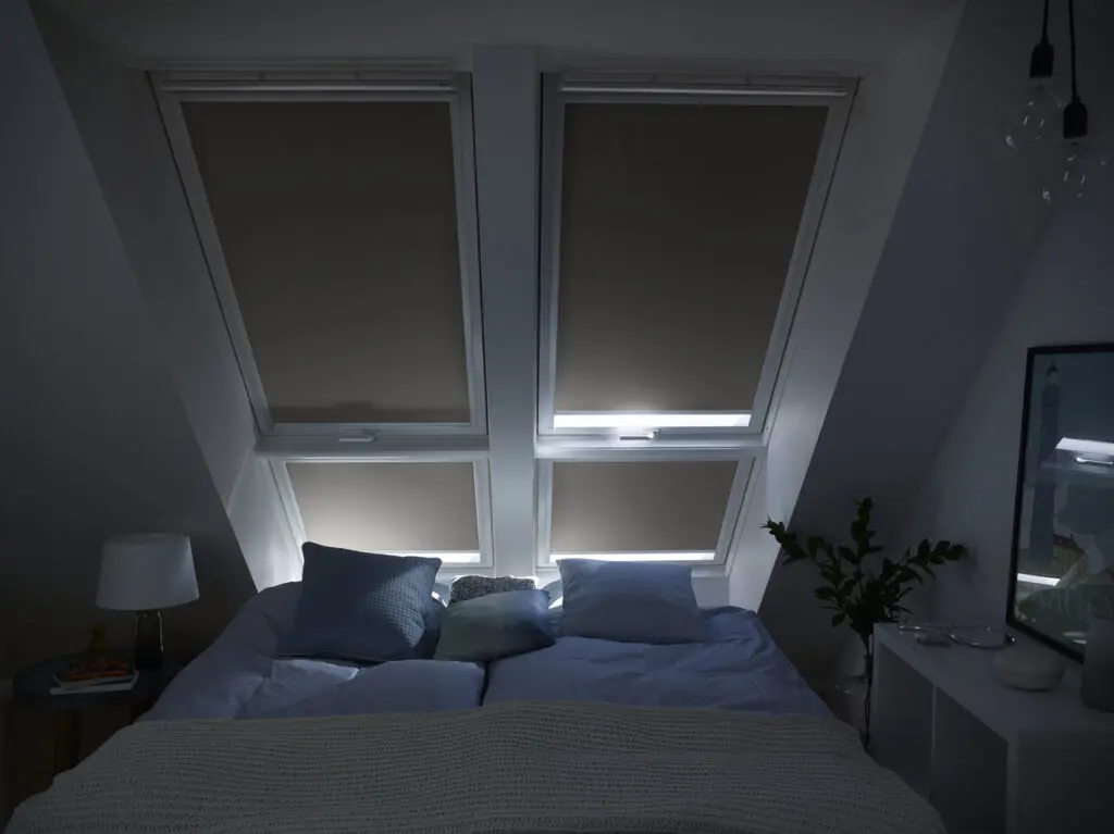 vier velux verduisterende rolgordijnen die laten zien hoe donker een kamer is met een DKL