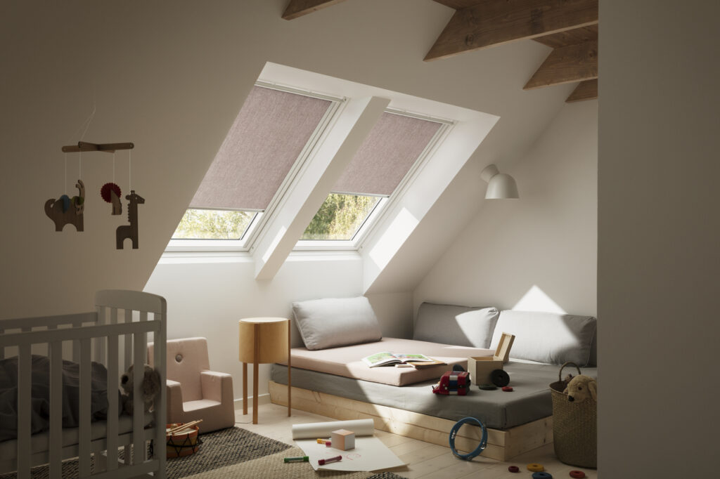 twee lichtdoorlatende rolgordijn van het merk velux