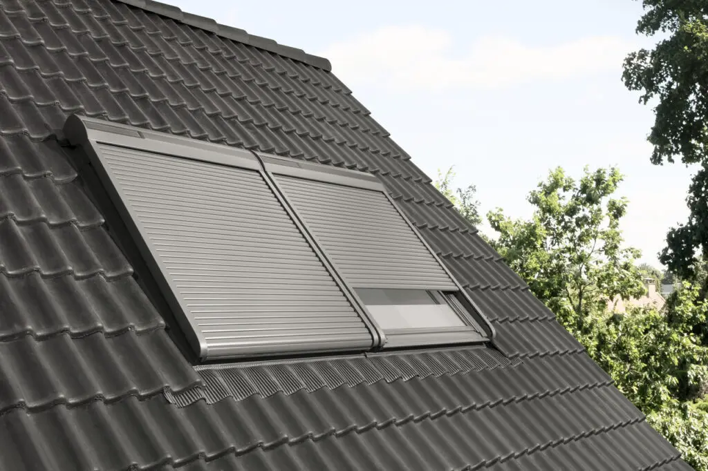 twee velux rolluiken gemonteerd op velux dakramen