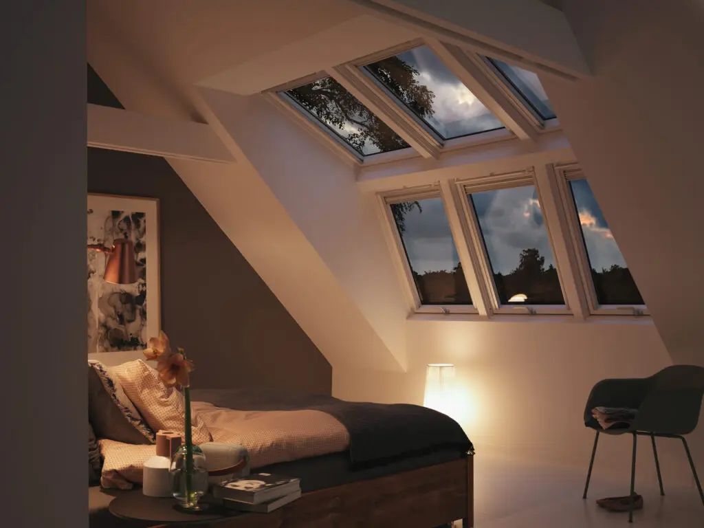 VELUX dakkapel in slaapkamer tijdens de avond