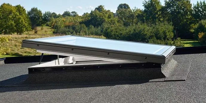 Lichtkoepel op plat dak